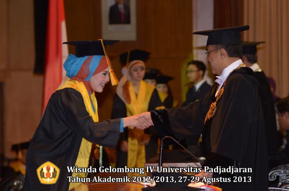 wisuda-unpad-gel-iv-ta-2012_2013-fakultas-ekonoi-dan-bisnis-oleh-rektor-118