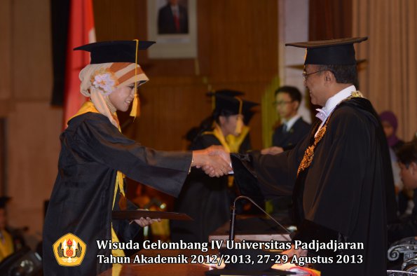 wisuda-unpad-gel-iv-ta-2012_2013-fakultas-ekonoi-dan-bisnis-oleh-rektor-119