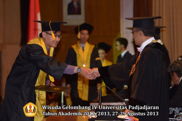 wisuda-unpad-gel-iv-ta-2012_2013-fakultas-ekonoi-dan-bisnis-oleh-rektor-142