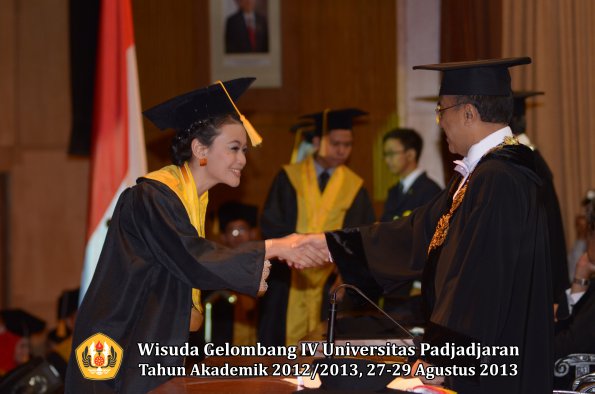 wisuda-unpad-gel-iv-ta-2012_2013-fakultas-ekonoi-dan-bisnis-oleh-rektor-144