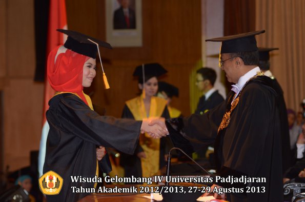 wisuda-unpad-gel-iv-ta-2012_2013-fakultas-ekonoi-dan-bisnis-oleh-rektor-151