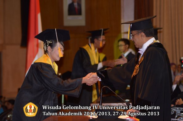 wisuda-unpad-gel-iv-ta-2012_2013-fakultas-ekonoi-dan-bisnis-oleh-rektor-153