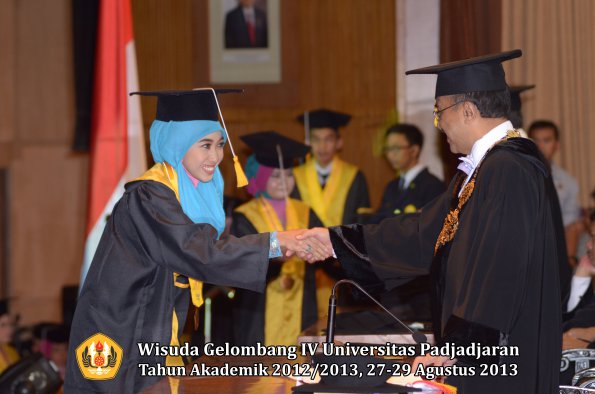 wisuda-unpad-gel-iv-ta-2012_2013-fakultas-ekonoi-dan-bisnis-oleh-rektor-160