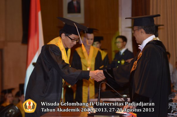 wisuda-unpad-gel-iv-ta-2012_2013-fakultas-ekonoi-dan-bisnis-oleh-rektor-163