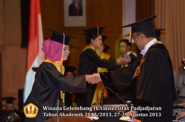 wisuda-unpad-gel-iv-ta-2012_2013-fakultas-ekonoi-dan-bisnis-oleh-rektor-167