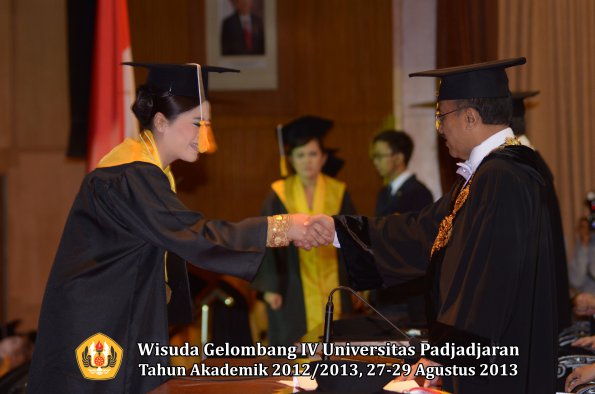 wisuda-unpad-gel-iv-ta-2012_2013-fakultas-ekonoi-dan-bisnis-oleh-rektor-168