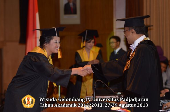 wisuda-unpad-gel-iv-ta-2012_2013-fakultas-ekonoi-dan-bisnis-oleh-rektor-172