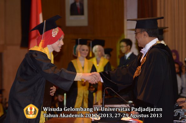 wisuda-unpad-gel-iv-ta-2012_2013-fakultas-ekonoi-dan-bisnis-oleh-rektor-174