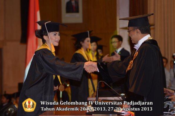 wisuda-unpad-gel-iv-ta-2012_2013-fakultas-ekonoi-dan-bisnis-oleh-rektor-177