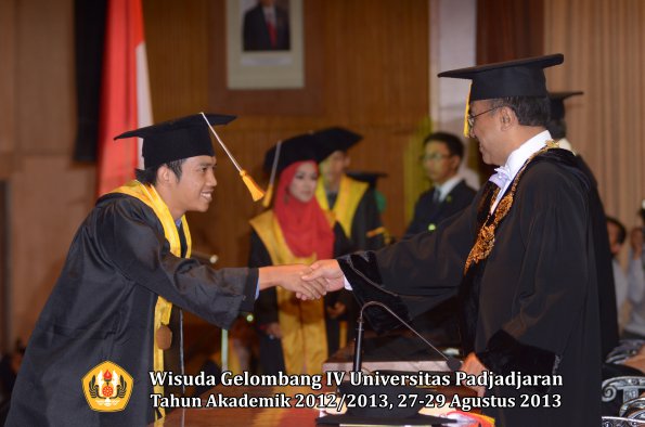 wisuda-unpad-gel-iv-ta-2012_2013-fakultas-ekonoi-dan-bisnis-oleh-rektor-185