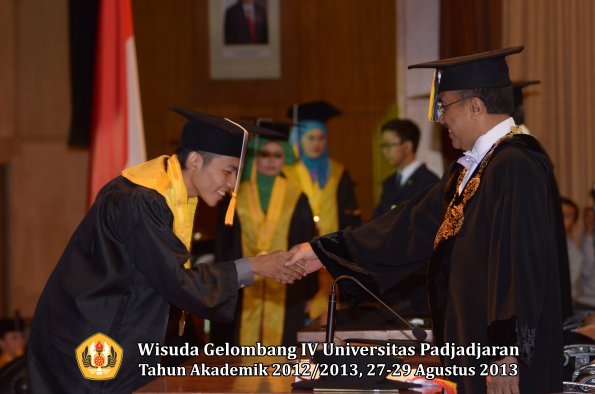 wisuda-unpad-gel-iv-ta-2012_2013-fakultas-ekonoi-dan-bisnis-oleh-rektor-187