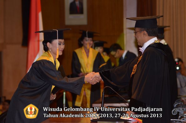 wisuda-unpad-gel-iv-ta-2012_2013-fakultas-ekonoi-dan-bisnis-oleh-rektor-203