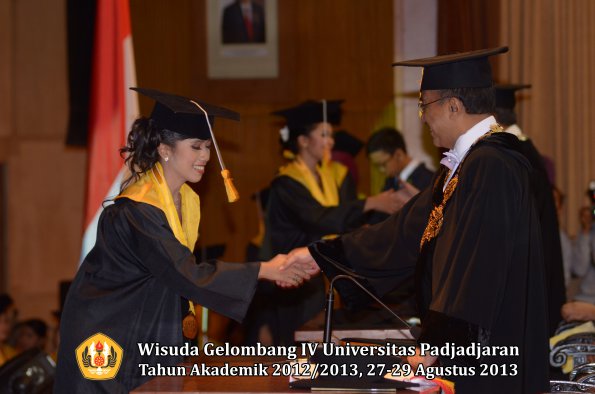 wisuda-unpad-gel-iv-ta-2012_2013-fakultas-ekonoi-dan-bisnis-oleh-rektor-205