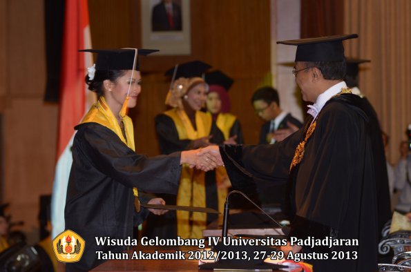 wisuda-unpad-gel-iv-ta-2012_2013-fakultas-ekonoi-dan-bisnis-oleh-rektor-206