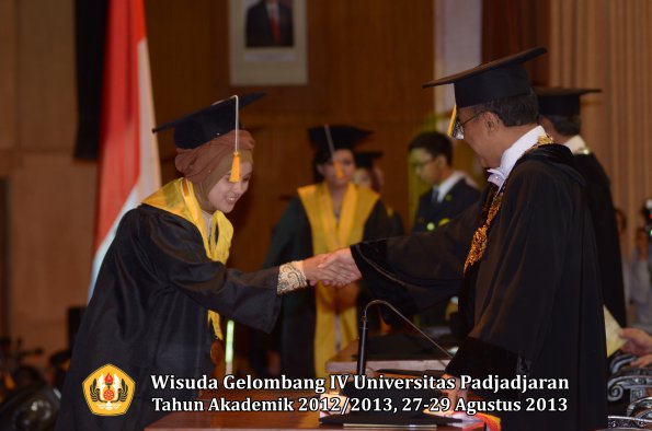 wisuda-unpad-gel-iv-ta-2012_2013-fakultas-ekonoi-dan-bisnis-oleh-rektor-210