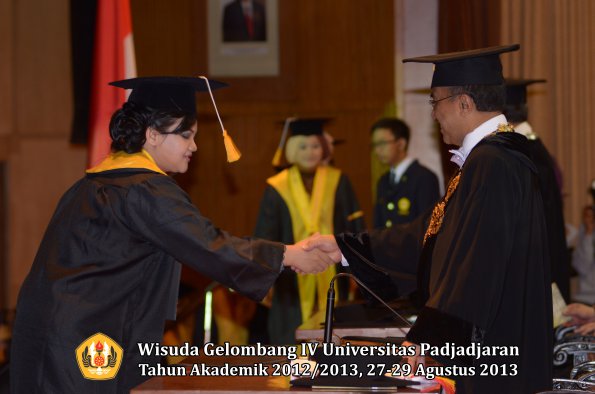 wisuda-unpad-gel-iv-ta-2012_2013-fakultas-ekonoi-dan-bisnis-oleh-rektor-211