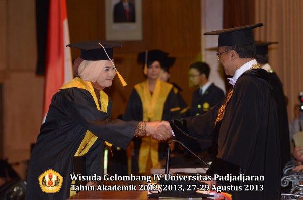 wisuda-unpad-gel-iv-ta-2012_2013-fakultas-ekonoi-dan-bisnis-oleh-rektor-212