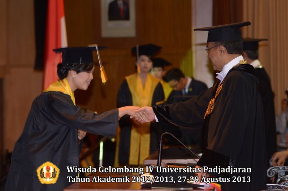 wisuda-unpad-gel-iv-ta-2012_2013-fakultas-ekonoi-dan-bisnis-oleh-rektor-213