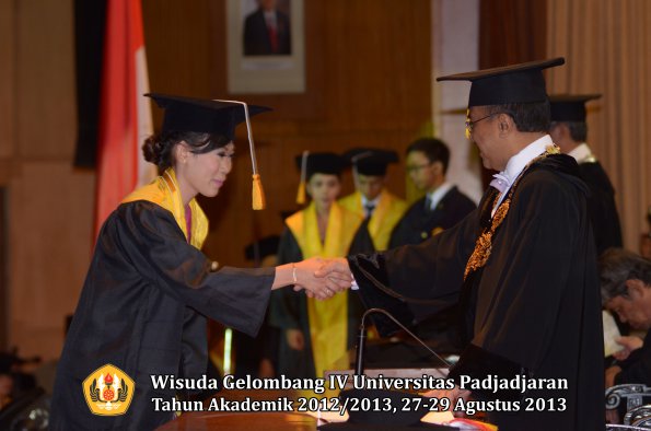 wisuda-unpad-gel-iv-ta-2012_2013-fakultas-ekonoi-dan-bisnis-oleh-rektor-215