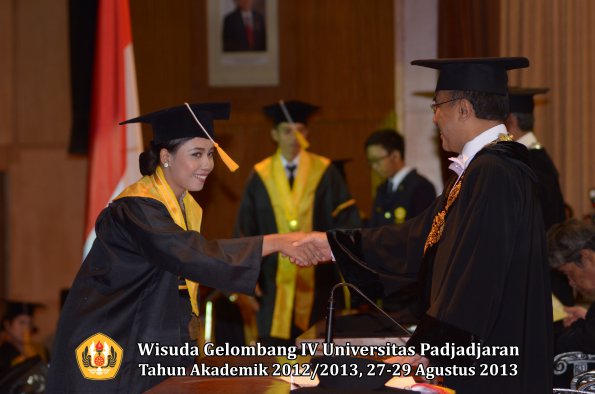 wisuda-unpad-gel-iv-ta-2012_2013-fakultas-ekonoi-dan-bisnis-oleh-rektor-216