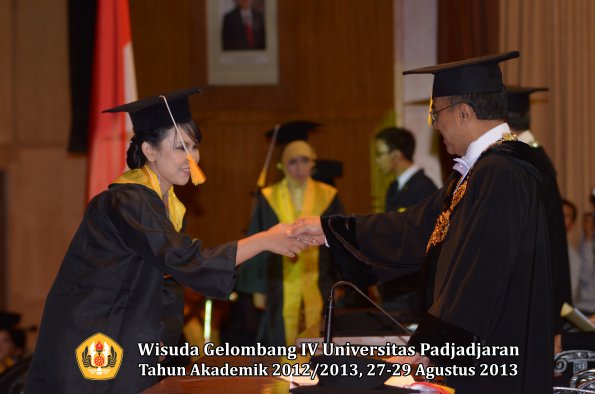 wisuda-unpad-gel-iv-ta-2012_2013-fakultas-ekonoi-dan-bisnis-oleh-rektor-218