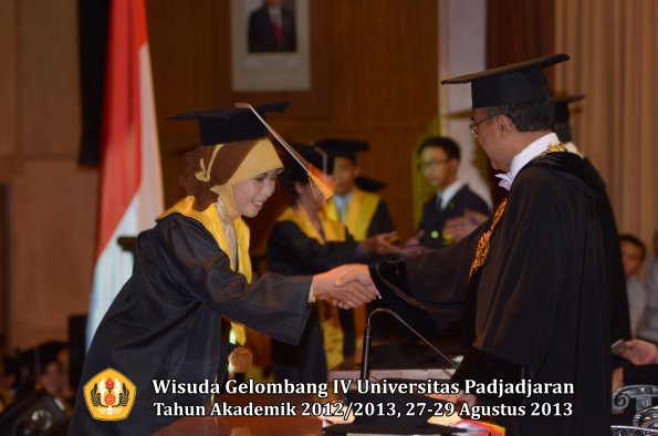 wisuda-unpad-gel-iv-ta-2012_2013-fakultas-ekonoi-dan-bisnis-oleh-rektor-219