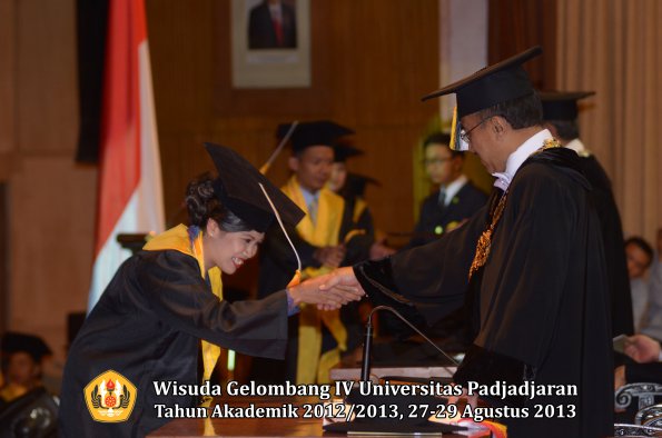 wisuda-unpad-gel-iv-ta-2012_2013-fakultas-ekonoi-dan-bisnis-oleh-rektor-220