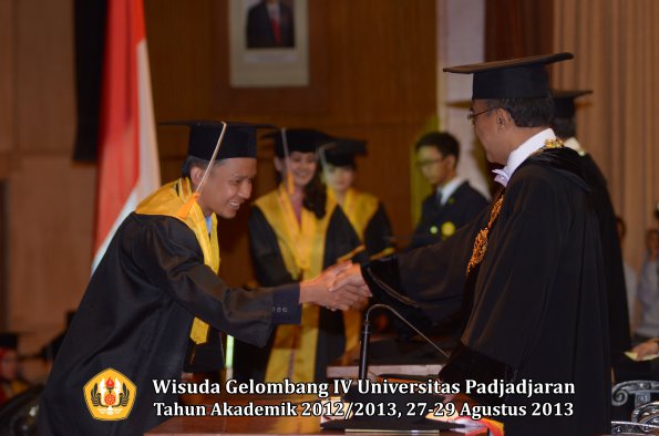 wisuda-unpad-gel-iv-ta-2012_2013-fakultas-ekonoi-dan-bisnis-oleh-rektor-221