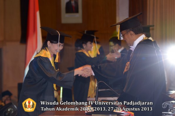 wisuda-unpad-gel-iv-ta-2012_2013-fakultas-ekonoi-dan-bisnis-oleh-rektor-222