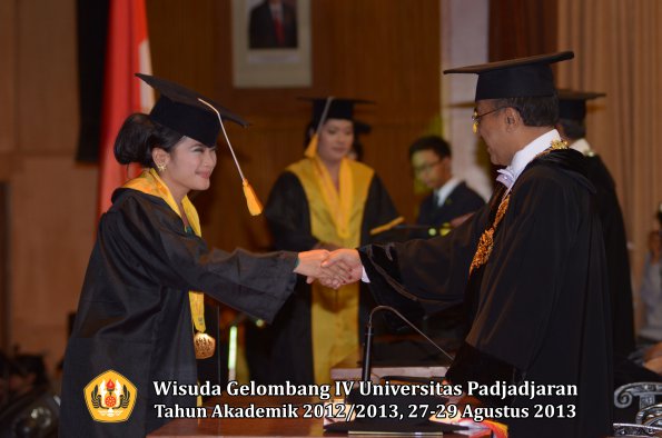 wisuda-unpad-gel-iv-ta-2012_2013-fakultas-ekonoi-dan-bisnis-oleh-rektor-223