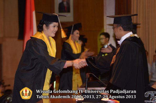 wisuda-unpad-gel-iv-ta-2012_2013-fakultas-ekonoi-dan-bisnis-oleh-rektor-224