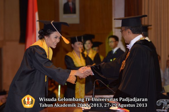 wisuda-unpad-gel-iv-ta-2012_2013-fakultas-ekonoi-dan-bisnis-oleh-rektor-225