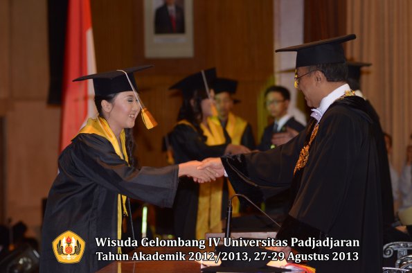 wisuda-unpad-gel-iv-ta-2012_2013-fakultas-ekonoi-dan-bisnis-oleh-rektor-226