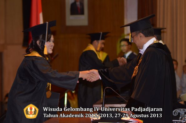 wisuda-unpad-gel-iv-ta-2012_2013-fakultas-ekonoi-dan-bisnis-oleh-rektor-227