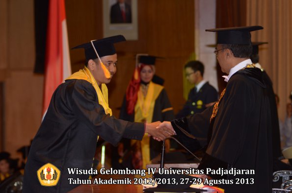 wisuda-unpad-gel-iv-ta-2012_2013-fakultas-ekonoi-dan-bisnis-oleh-rektor-228