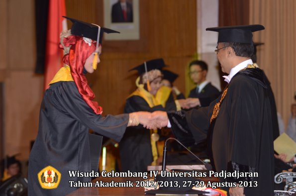 wisuda-unpad-gel-iv-ta-2012_2013-fakultas-ekonoi-dan-bisnis-oleh-rektor-229