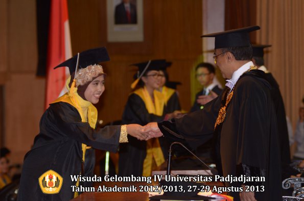 wisuda-unpad-gel-iv-ta-2012_2013-fakultas-ekonoi-dan-bisnis-oleh-rektor-230