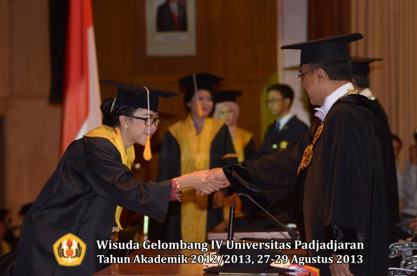 wisuda-unpad-gel-iv-ta-2012_2013-fakultas-ekonoi-dan-bisnis-oleh-rektor-231