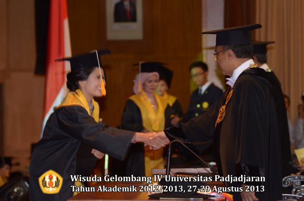 wisuda-unpad-gel-iv-ta-2012_2013-fakultas-ekonoi-dan-bisnis-oleh-rektor-232