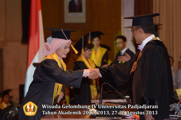 wisuda-unpad-gel-iv-ta-2012_2013-fakultas-ekonoi-dan-bisnis-oleh-rektor-233