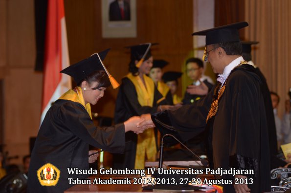 wisuda-unpad-gel-iv-ta-2012_2013-fakultas-ekonoi-dan-bisnis-oleh-rektor-234