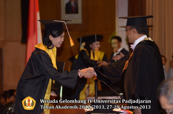 wisuda-unpad-gel-iv-ta-2012_2013-fakultas-ekonoi-dan-bisnis-oleh-rektor-235