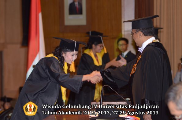 wisuda-unpad-gel-iv-ta-2012_2013-fakultas-ekonoi-dan-bisnis-oleh-rektor-236