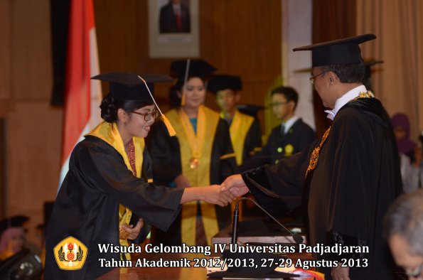 wisuda-unpad-gel-iv-ta-2012_2013-fakultas-ekonoi-dan-bisnis-oleh-rektor-237