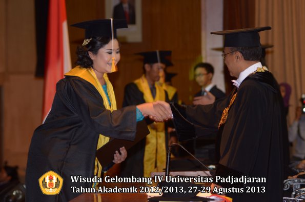 wisuda-unpad-gel-iv-ta-2012_2013-fakultas-ekonoi-dan-bisnis-oleh-rektor-238