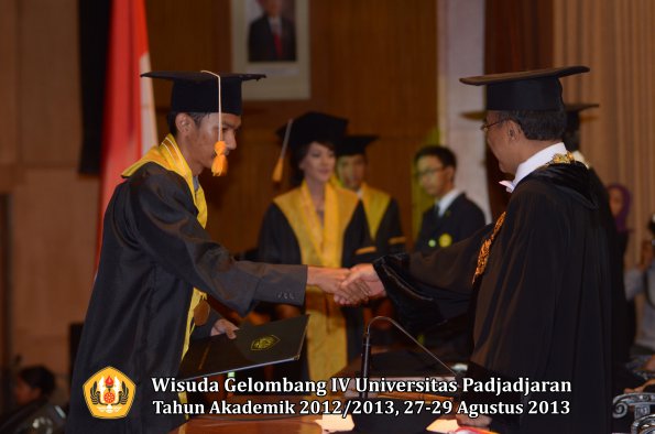 wisuda-unpad-gel-iv-ta-2012_2013-fakultas-ekonoi-dan-bisnis-oleh-rektor-239