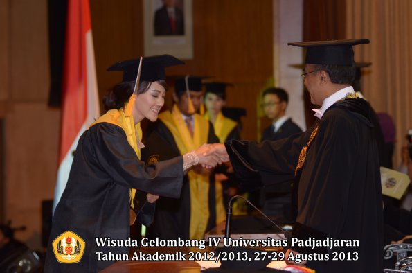 wisuda-unpad-gel-iv-ta-2012_2013-fakultas-ekonoi-dan-bisnis-oleh-rektor-240