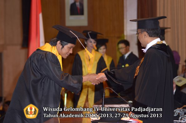 wisuda-unpad-gel-iv-ta-2012_2013-fakultas-ekonoi-dan-bisnis-oleh-rektor-241