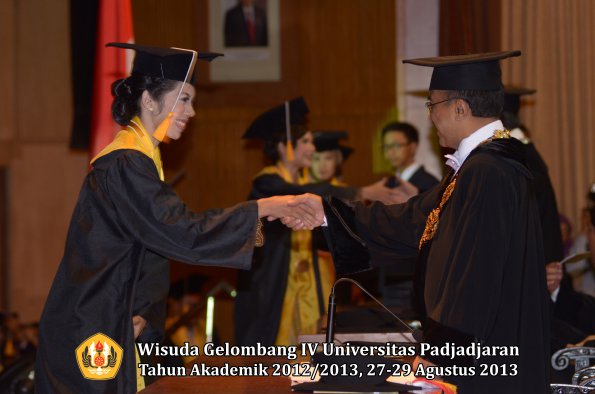 wisuda-unpad-gel-iv-ta-2012_2013-fakultas-ekonoi-dan-bisnis-oleh-rektor-242