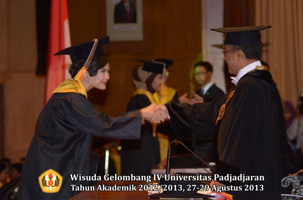 wisuda-unpad-gel-iv-ta-2012_2013-fakultas-ekonoi-dan-bisnis-oleh-rektor-243